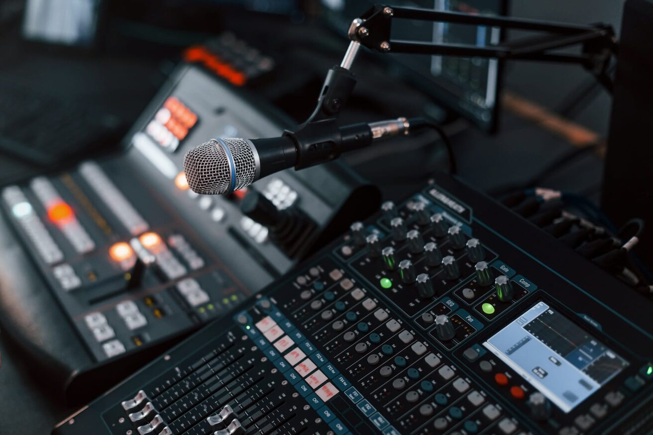 Mixing desk and microphone
